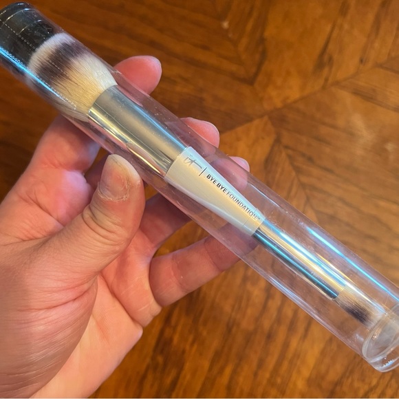 IT Cosmetics Heavenly Luxe Bye Bye Foundation Brush - Picture 2 of 6